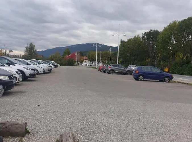 Πανσιόν Meuble Au Rdc , Proche 3*